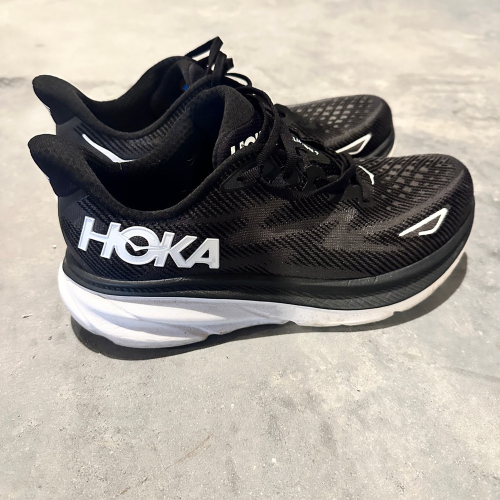 Black W Hoka Clifton 10W